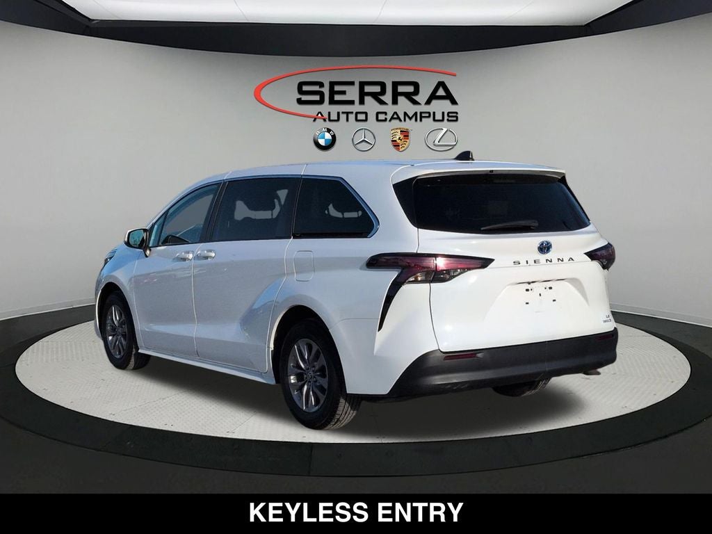 2022 Toyota Sienna LE 8 Passenger
